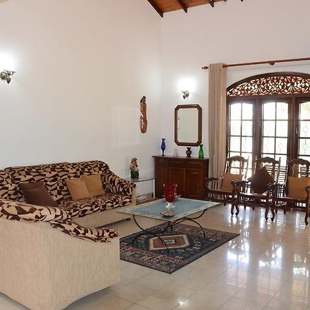 Gondolas Holiday Lanka Ragama Bagian luar foto
