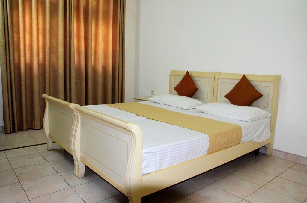 Gondolas Holiday Lanka Ragama Bagian luar foto
