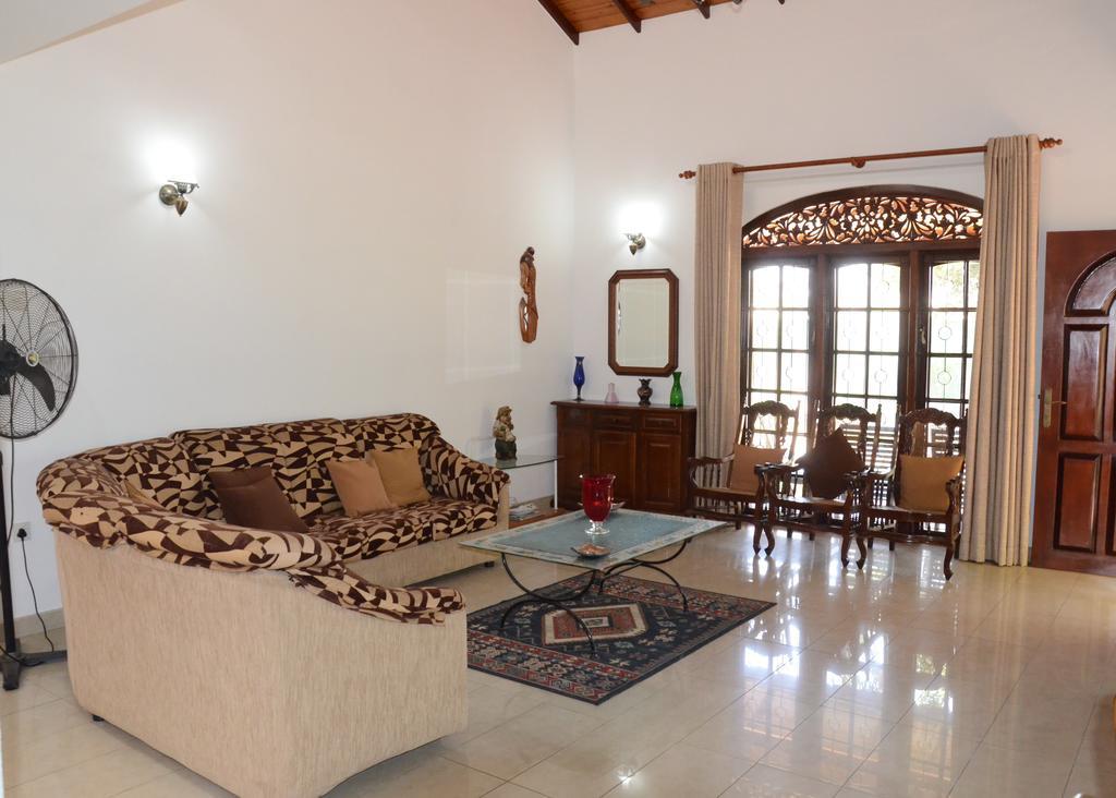 Gondolas Holiday Lanka Ragama Bagian luar foto