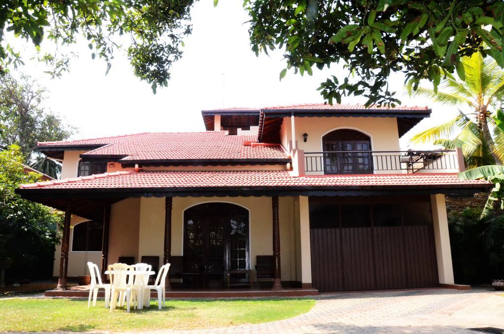 Gondolas Holiday Lanka Ragama Bagian luar foto