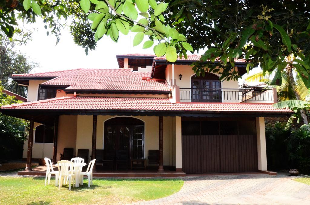 Gondolas Holiday Lanka Ragama Bagian luar foto